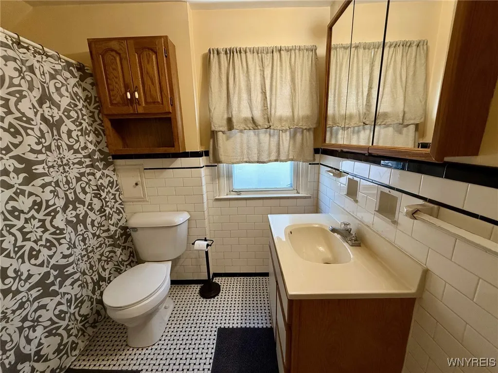 2722 Willow Avenue, Niagara Falls, New York 14305, Niagara Falls, New York 14305, 3 Bedrooms Bedrooms, 7 Rooms Rooms,1 BathroomBathrooms,Residential,For Sale,2722 Willow Avenue, Niagara Falls, New York 14305,B1624553