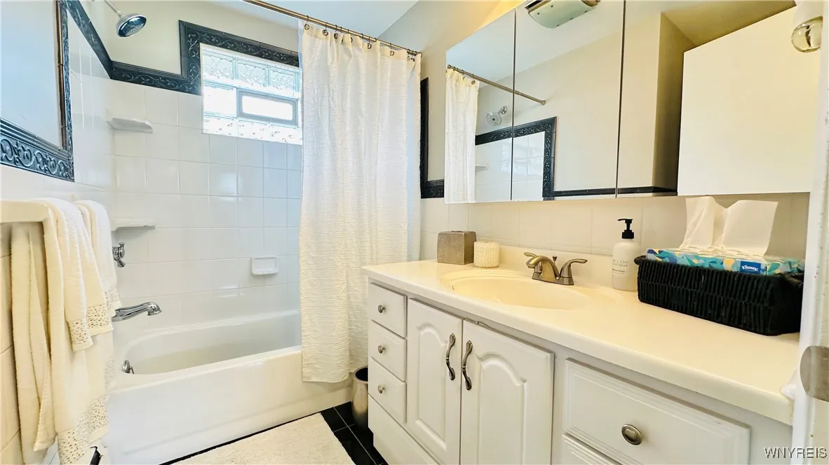 541 27th Street, Niagara Falls, New York 14301, Niagara Falls, New York 14301, 3 Bedrooms Bedrooms, 5 Rooms Rooms,2 BathroomsBathrooms,Residential,For Sale,541 27th Street, Niagara Falls, New York 14301,B1632851
