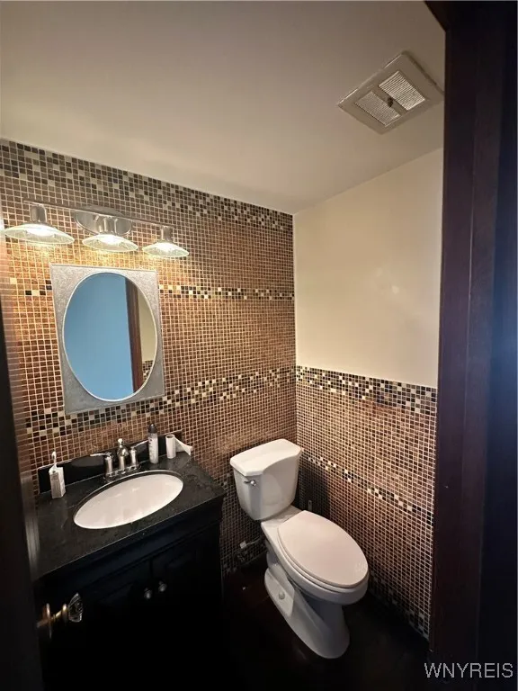 60 Chapel, Amherst, New York 14221, Amherst, New York 14221, 6 Bedrooms Bedrooms, 12 Rooms Rooms,3 BathroomsBathrooms,Residential,For Sale,60 Chapel, Amherst, New York 14221,B1633149