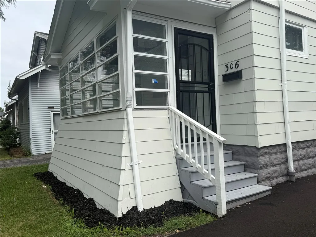 306 Curlew Street, Rochester, New York 14613, Rochester, New York 14613, 3 Bedrooms Bedrooms, 7 Rooms Rooms,1 BathroomBathrooms,Residential,For Sale,306 Curlew Street, Rochester, New York 14613,R1633135