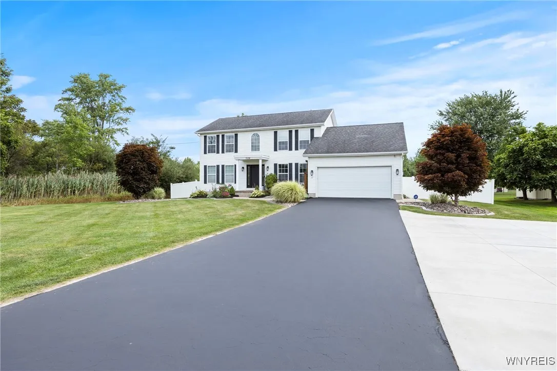 7139 Shawnee Road, Wheatfield, New York 14120, Wheatfield, New York 14120, 4 Bedrooms Bedrooms, 10 Rooms Rooms,2 BathroomsBathrooms,Residential,For Sale,7139 Shawnee Road, Wheatfield, New York 14120,B1632064