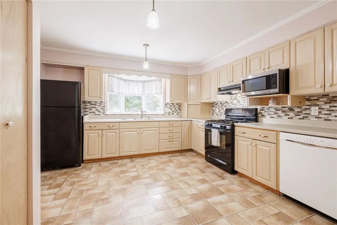 2026 Maple Ave Avenue, Palmyra, New York 14522, Palmyra, New York 14522, 3 Bedrooms Bedrooms, 7 Rooms Rooms,2 BathroomsBathrooms,Residential,For Sale,2026 Maple Ave Avenue, Palmyra, New York 14522,R1632981