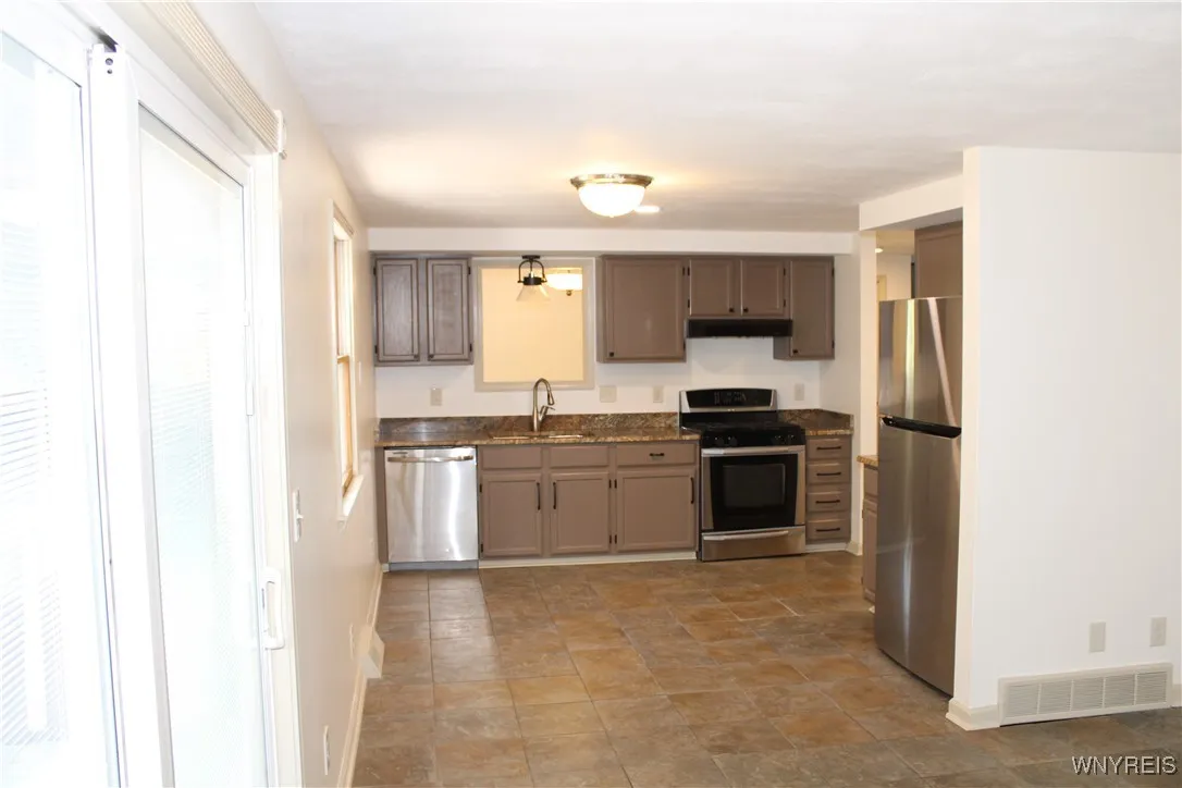 102 Aspenwood Circle, Cicero, New York 13212, Cicero, New York 13212, 3 Bedrooms Bedrooms, 7 Rooms Rooms,1 BathroomBathrooms,Residential,For Sale,102 Aspenwood Circle, Cicero, New York 13212,B1632963