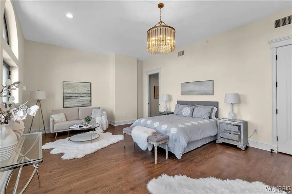 674 Main Street 5, Buffalo, New York 14202, Buffalo, New York 14202, 2 Bedrooms Bedrooms, 8 Rooms Rooms,2 BathroomsBathrooms,Residential Lease,For Rent,674 Main Street 5, Buffalo, New York 14202,B1632614