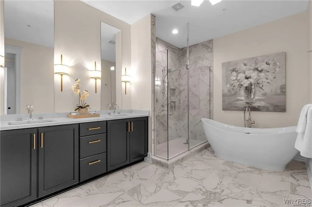 674 Main Street 5, Buffalo, New York 14202, Buffalo, New York 14202, 2 Bedrooms Bedrooms, 8 Rooms Rooms,2 BathroomsBathrooms,Residential Lease,For Rent,674 Main Street 5, Buffalo, New York 14202,B1632614
