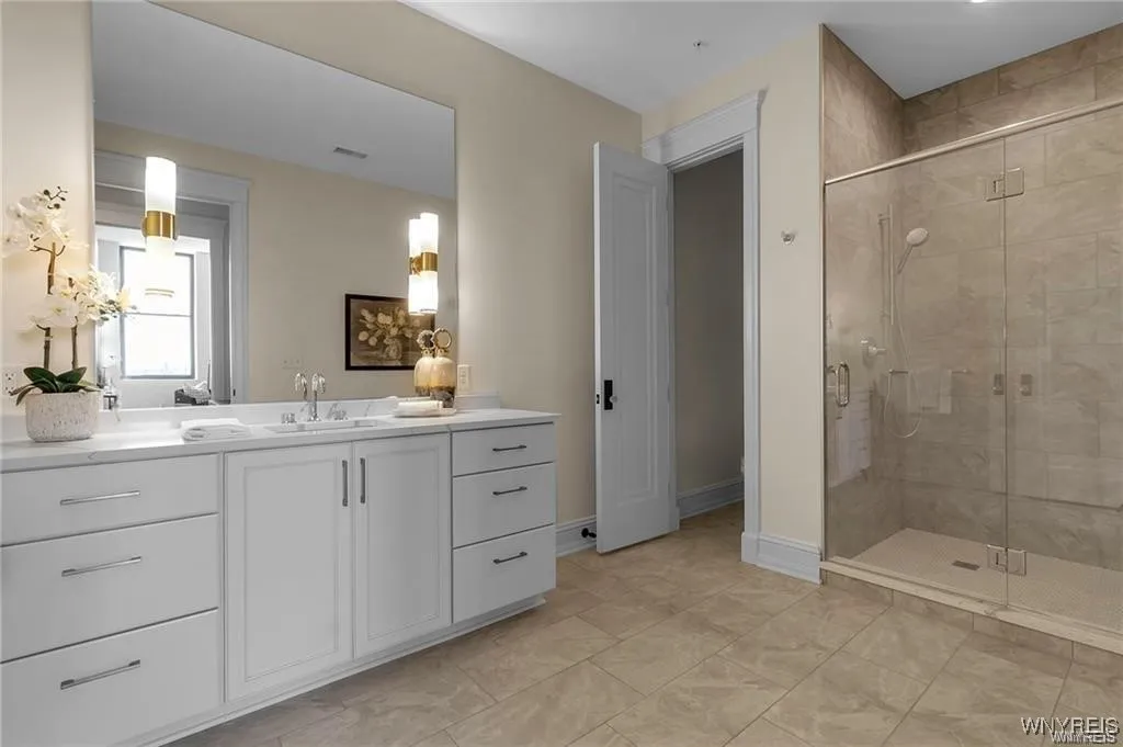 674 Main Street 5, Buffalo, New York 14202, Buffalo, New York 14202, 2 Bedrooms Bedrooms, 8 Rooms Rooms,2 BathroomsBathrooms,Residential Lease,For Rent,674 Main Street 5, Buffalo, New York 14202,B1632614