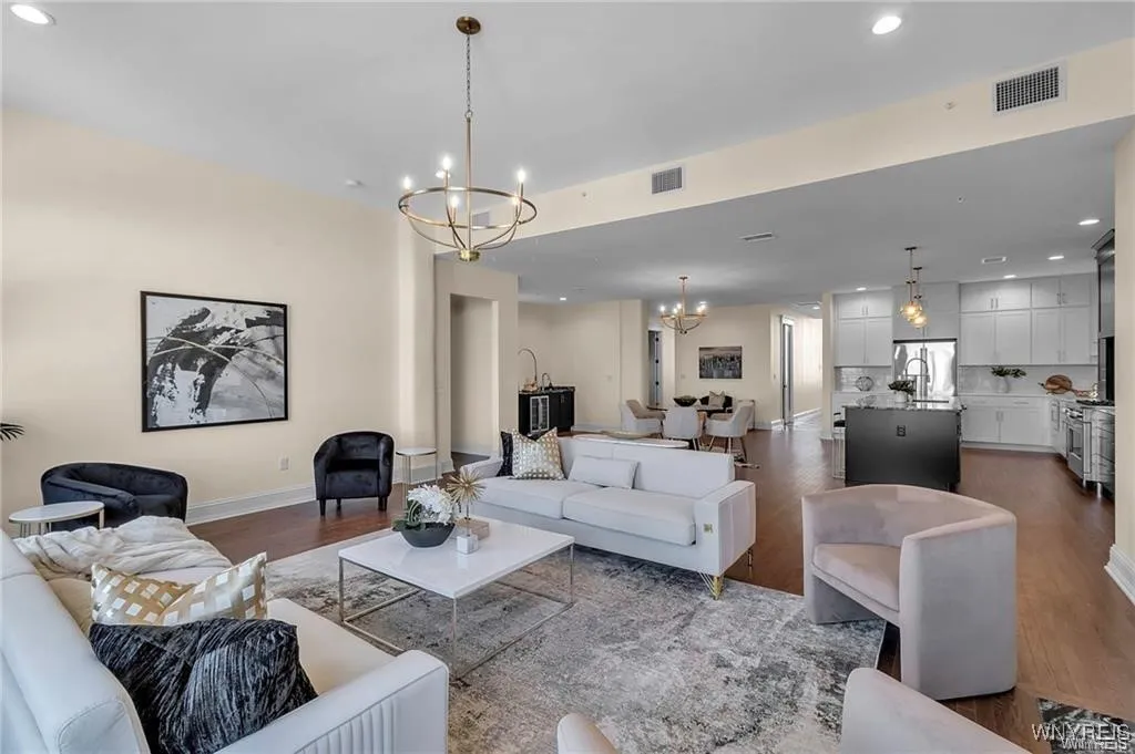 674 Main Street 5, Buffalo, New York 14202, Buffalo, New York 14202, 2 Bedrooms Bedrooms, 8 Rooms Rooms,2 BathroomsBathrooms,Residential Lease,For Rent,674 Main Street 5, Buffalo, New York 14202,B1632614