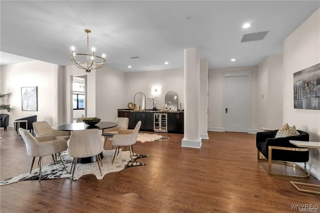 674 Main Street 5, Buffalo, New York 14202, Buffalo, New York 14202, 2 Bedrooms Bedrooms, 8 Rooms Rooms,2 BathroomsBathrooms,Residential Lease,For Rent,674 Main Street 5, Buffalo, New York 14202,B1632614