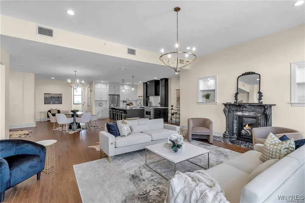 674 Main Street 5, Buffalo, New York 14202, Buffalo, New York 14202, 2 Bedrooms Bedrooms, 8 Rooms Rooms,2 BathroomsBathrooms,Residential Lease,For Rent,674 Main Street 5, Buffalo, New York 14202,B1632614