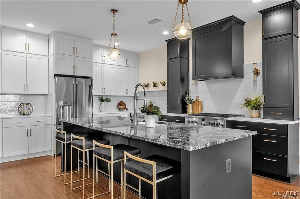 674 Main Street 5, Buffalo, New York 14202, Buffalo, New York 14202, 2 Bedrooms Bedrooms, 8 Rooms Rooms,2 BathroomsBathrooms,Residential Lease,For Rent,674 Main Street 5, Buffalo, New York 14202,B1632614