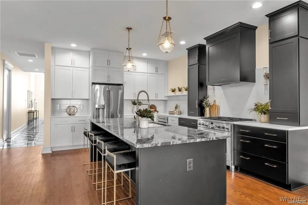 674 Main Street 5, Buffalo, New York 14202, Buffalo, New York 14202, 2 Bedrooms Bedrooms, 8 Rooms Rooms,2 BathroomsBathrooms,Residential Lease,For Rent,674 Main Street 5, Buffalo, New York 14202,B1632614