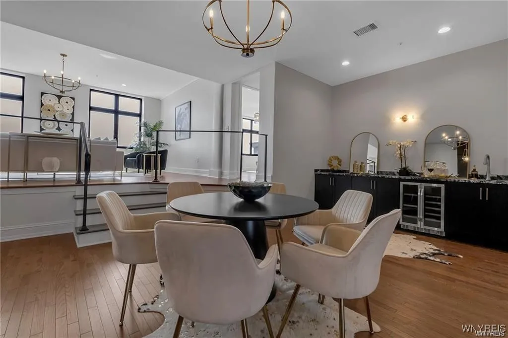 674 Main Street 4, Buffalo, New York 14202, Buffalo, New York 14202, 2 Bedrooms Bedrooms, 8 Rooms Rooms,2 BathroomsBathrooms,Residential,For Sale,674 Main Street 4, Buffalo, New York 14202,B1632610