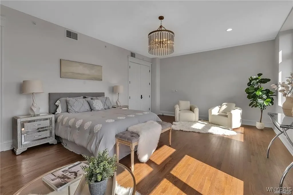 674 Main Street 4, Buffalo, New York 14202, Buffalo, New York 14202, 2 Bedrooms Bedrooms, 8 Rooms Rooms,2 BathroomsBathrooms,Residential,For Sale,674 Main Street 4, Buffalo, New York 14202,B1632610