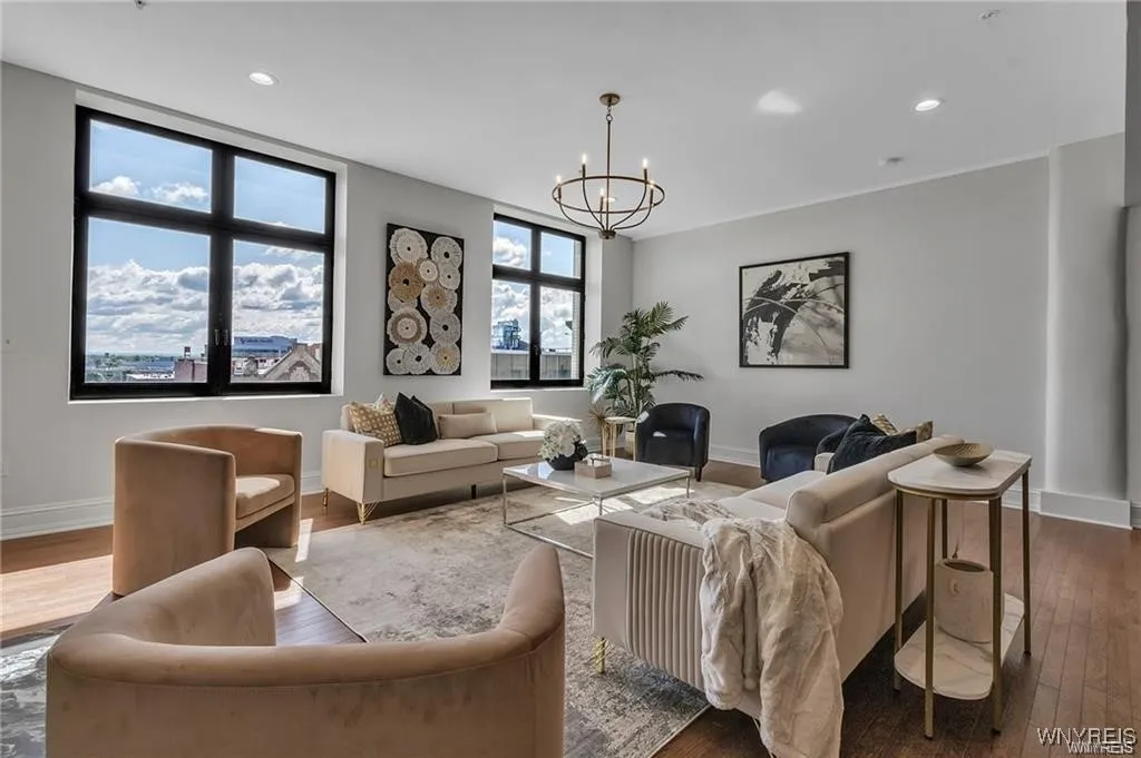 674 Main Street 4, Buffalo, New York 14202, Buffalo, New York 14202, 2 Bedrooms Bedrooms, 8 Rooms Rooms,2 BathroomsBathrooms,Residential,For Sale,674 Main Street 4, Buffalo, New York 14202,B1632610