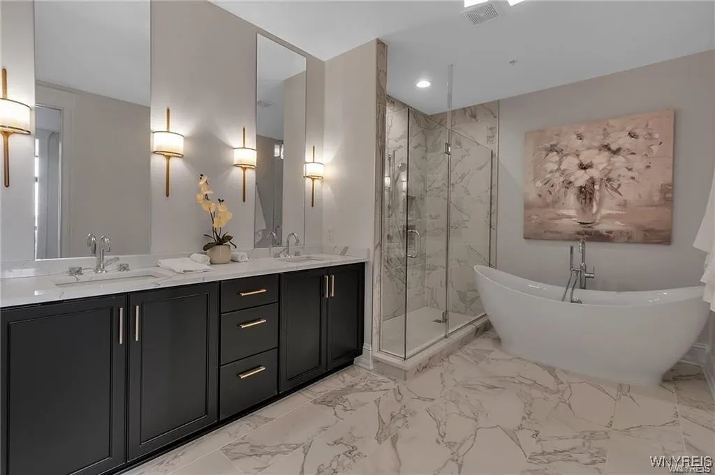 674 Main Street 4, Buffalo, New York 14202, Buffalo, New York 14202, 2 Bedrooms Bedrooms, 8 Rooms Rooms,2 BathroomsBathrooms,Residential,For Sale,674 Main Street 4, Buffalo, New York 14202,B1632610