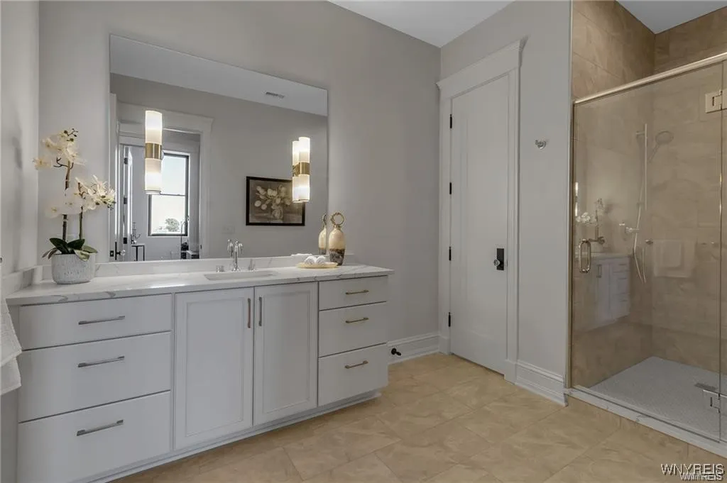 674 Main Street 4, Buffalo, New York 14202, Buffalo, New York 14202, 2 Bedrooms Bedrooms, 8 Rooms Rooms,2 BathroomsBathrooms,Residential,For Sale,674 Main Street 4, Buffalo, New York 14202,B1632610