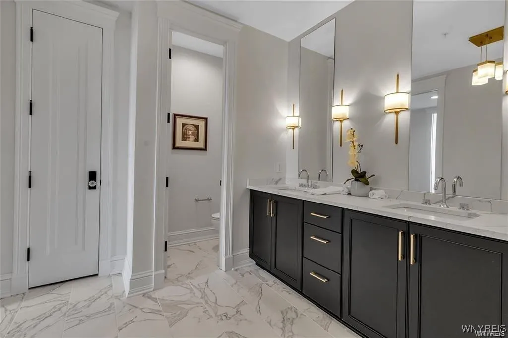 674 Main Street 4, Buffalo, New York 14202, Buffalo, New York 14202, 2 Bedrooms Bedrooms, 8 Rooms Rooms,2 BathroomsBathrooms,Residential,For Sale,674 Main Street 4, Buffalo, New York 14202,B1632610