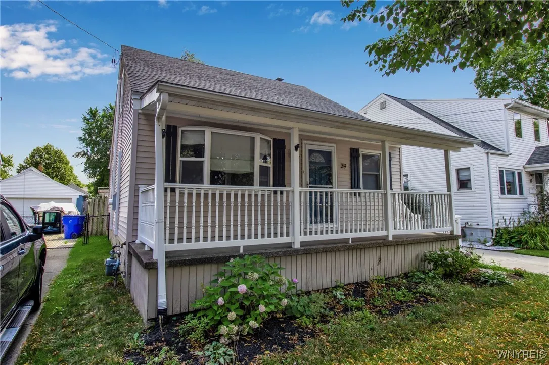 39 Delray Avenue, West Seneca, New York 14224, West Seneca, New York 14224, 3 Bedrooms Bedrooms, 8 Rooms Rooms,2 BathroomsBathrooms,Residential,For Sale,39 Delray Avenue, West Seneca, New York 14224,B1632847