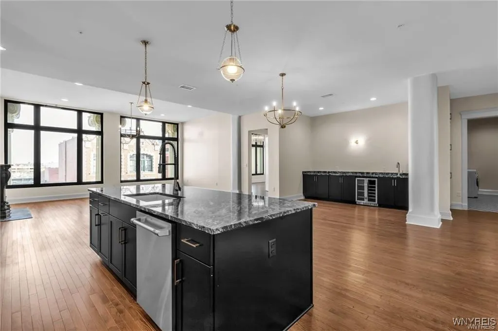 674 Main Street 3, Buffalo, New York 14202, Buffalo, New York 14202, 2 Bedrooms Bedrooms, 8 Rooms Rooms,2 BathroomsBathrooms,Residential,For Sale,674 Main Street 3, Buffalo, New York 14202,B1632605