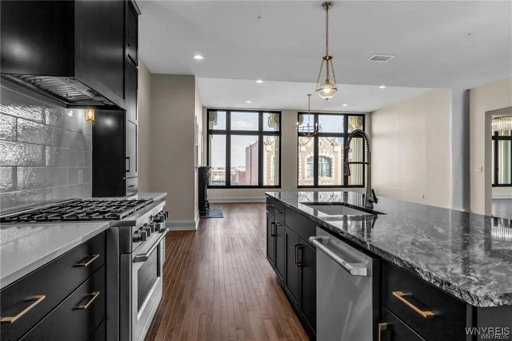 674 Main Street 3, Buffalo, New York 14202, Buffalo, New York 14202, 2 Bedrooms Bedrooms, 8 Rooms Rooms,2 BathroomsBathrooms,Residential,For Sale,674 Main Street 3, Buffalo, New York 14202,B1632605