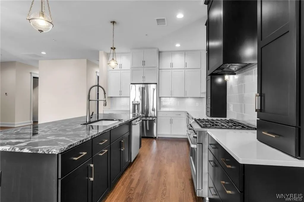 674 Main Street 3, Buffalo, New York 14202, Buffalo, New York 14202, 2 Bedrooms Bedrooms, 8 Rooms Rooms,2 BathroomsBathrooms,Residential,For Sale,674 Main Street 3, Buffalo, New York 14202,B1632605