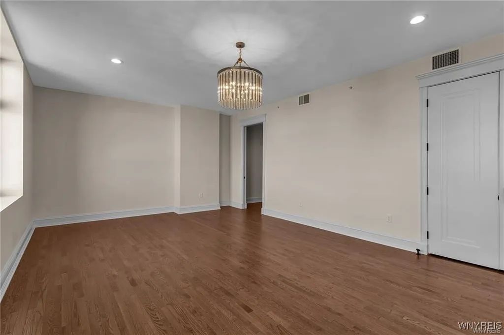 674 Main Street 3, Buffalo, New York 14202, Buffalo, New York 14202, 2 Bedrooms Bedrooms, 8 Rooms Rooms,2 BathroomsBathrooms,Residential,For Sale,674 Main Street 3, Buffalo, New York 14202,B1632605