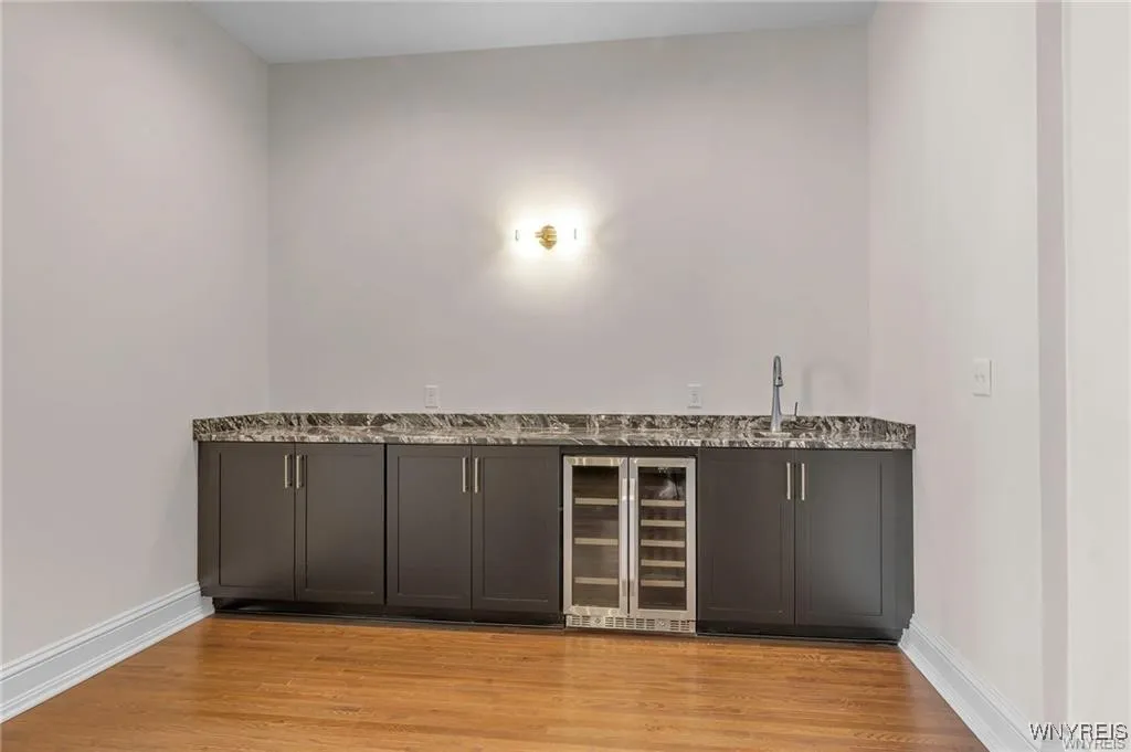 674 Main Street 3, Buffalo, New York 14202, Buffalo, New York 14202, 2 Bedrooms Bedrooms, 8 Rooms Rooms,2 BathroomsBathrooms,Residential,For Sale,674 Main Street 3, Buffalo, New York 14202,B1632605