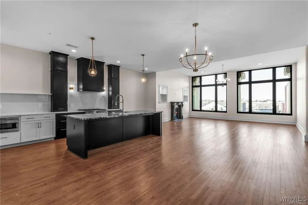 674 Main Street 3, Buffalo, New York 14202, Buffalo, New York 14202, 2 Bedrooms Bedrooms, 8 Rooms Rooms,2 BathroomsBathrooms,Residential,For Sale,674 Main Street 3, Buffalo, New York 14202,B1632605