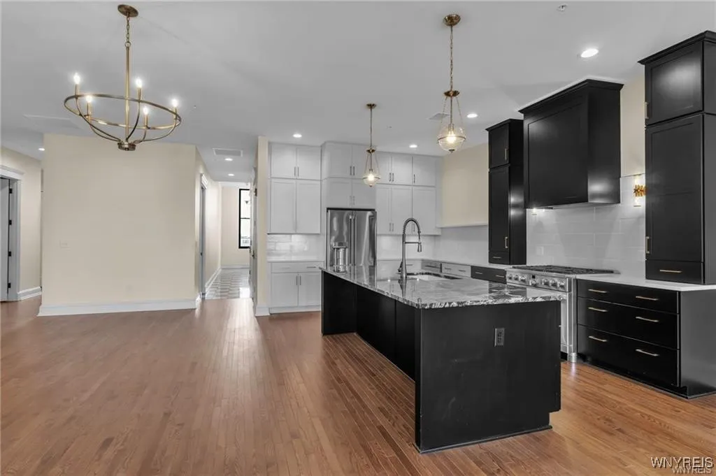 674 Main Street 3, Buffalo, New York 14202, Buffalo, New York 14202, 2 Bedrooms Bedrooms, 8 Rooms Rooms,2 BathroomsBathrooms,Residential,For Sale,674 Main Street 3, Buffalo, New York 14202,B1632605