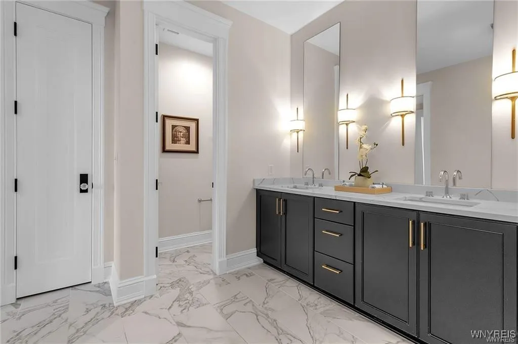 674 Main Street 3, Buffalo, New York 14202, Buffalo, New York 14202, 2 Bedrooms Bedrooms, 8 Rooms Rooms,2 BathroomsBathrooms,Residential,For Sale,674 Main Street 3, Buffalo, New York 14202,B1632605
