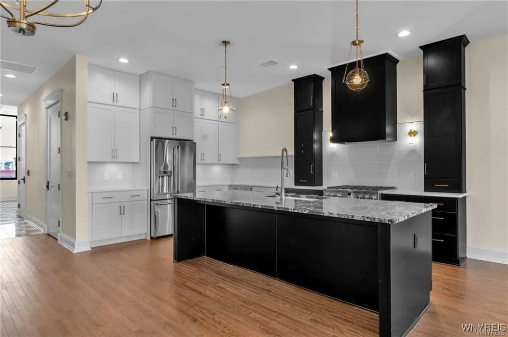 674 Main Street 3, Buffalo, New York 14202, Buffalo, New York 14202, 2 Bedrooms Bedrooms, 8 Rooms Rooms,2 BathroomsBathrooms,Residential,For Sale,674 Main Street 3, Buffalo, New York 14202,B1632605