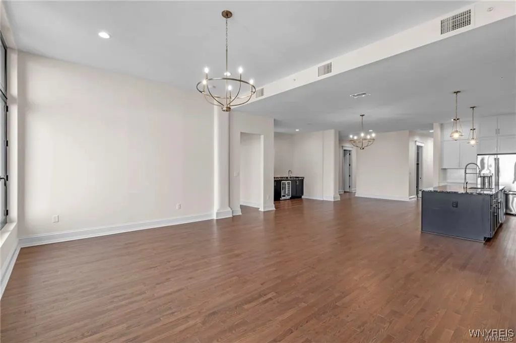 674 Main Street 3, Buffalo, New York 14202, Buffalo, New York 14202, 2 Bedrooms Bedrooms, 8 Rooms Rooms,2 BathroomsBathrooms,Residential,For Sale,674 Main Street 3, Buffalo, New York 14202,B1632605