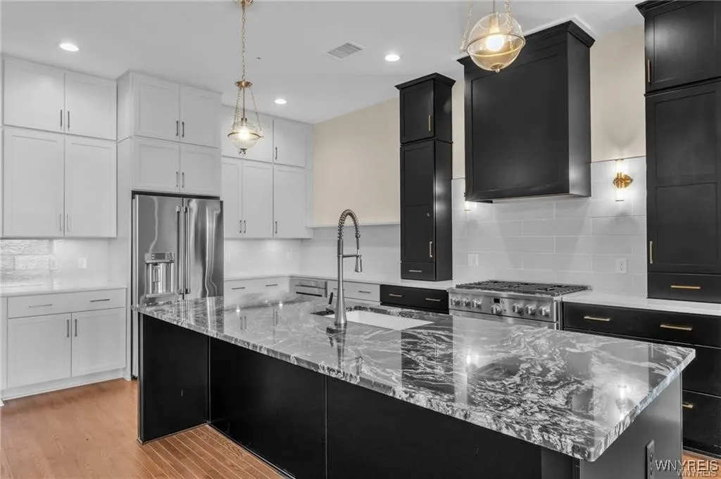 674 Main Street 3, Buffalo, New York 14202, Buffalo, New York 14202, 2 Bedrooms Bedrooms, 8 Rooms Rooms,2 BathroomsBathrooms,Residential,For Sale,674 Main Street 3, Buffalo, New York 14202,B1632605