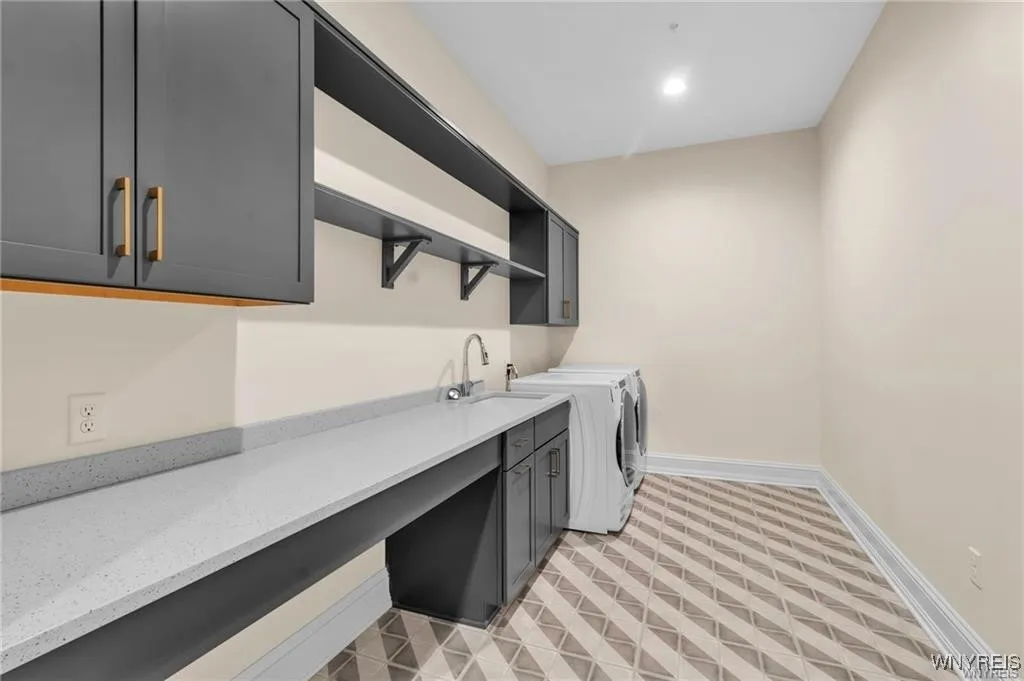 674 Main Street 3, Buffalo, New York 14202, Buffalo, New York 14202, 2 Bedrooms Bedrooms, 8 Rooms Rooms,2 BathroomsBathrooms,Residential,For Sale,674 Main Street 3, Buffalo, New York 14202,B1632605
