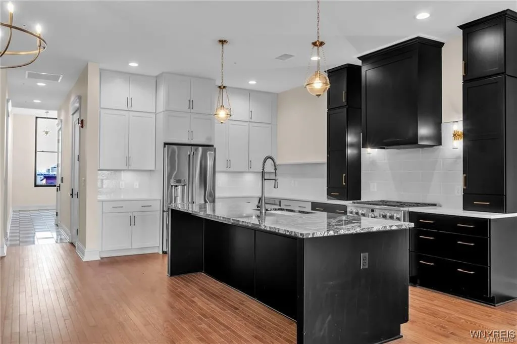 674 Main Street 3, Buffalo, New York 14202, Buffalo, New York 14202, 2 Bedrooms Bedrooms, 8 Rooms Rooms,2 BathroomsBathrooms,Residential,For Sale,674 Main Street 3, Buffalo, New York 14202,B1632605