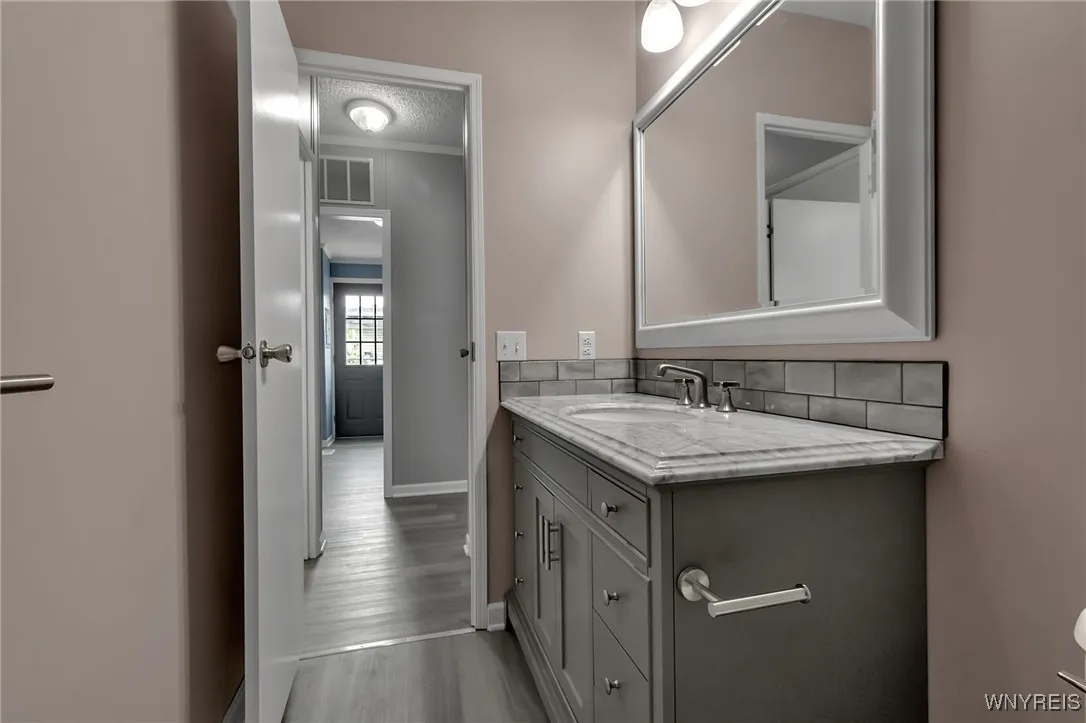 1227 Parkwood Drive, Lockport Town, New York 14094, Lockport Town, New York 14094, 3 Bedrooms Bedrooms, 6 Rooms Rooms,2 BathroomsBathrooms,Residential,For Sale,1227 Parkwood Drive, Lockport Town, New York 14094,B1633274