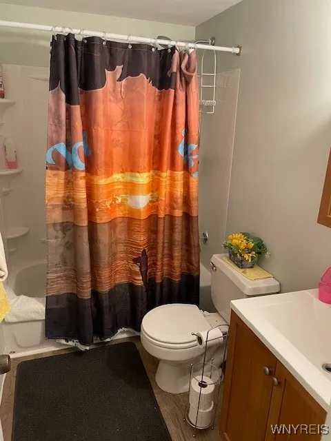 Left side bath....very neutral.