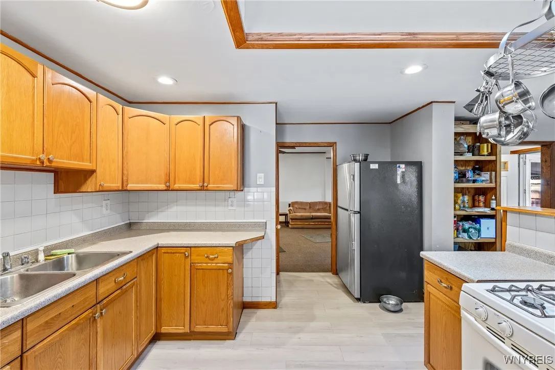 Apt 2 (2 Bedrooms)