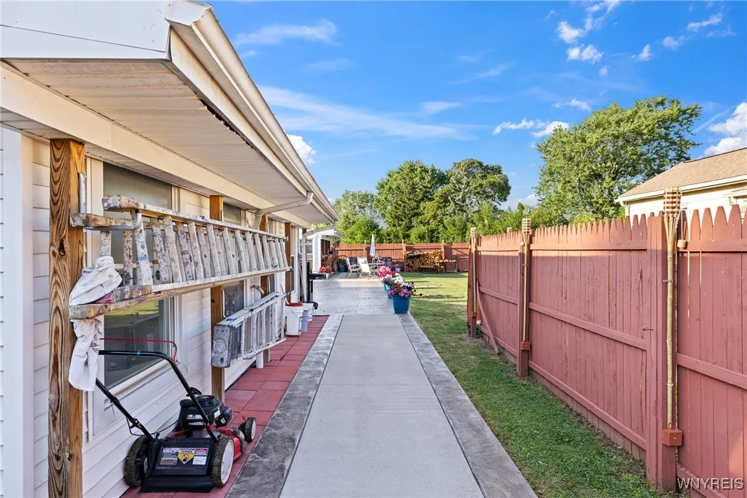 17 Redwood Drive 15, Cheektowaga, New York 14225, Cheektowaga, New York 14225, 5 Bedrooms Bedrooms, ,2 BathroomsBathrooms,Residential,For Sale,17 Redwood Drive 15, Cheektowaga, New York 14225,B1633246