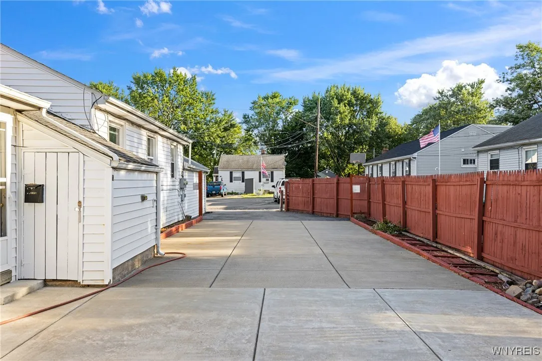 17 Redwood Drive 15, Cheektowaga, New York 14225, Cheektowaga, New York 14225, 5 Bedrooms Bedrooms, ,2 BathroomsBathrooms,Residential,For Sale,17 Redwood Drive 15, Cheektowaga, New York 14225,B1633246