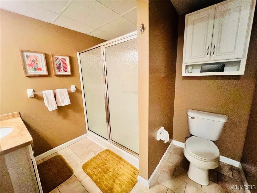 Lower level full bath
