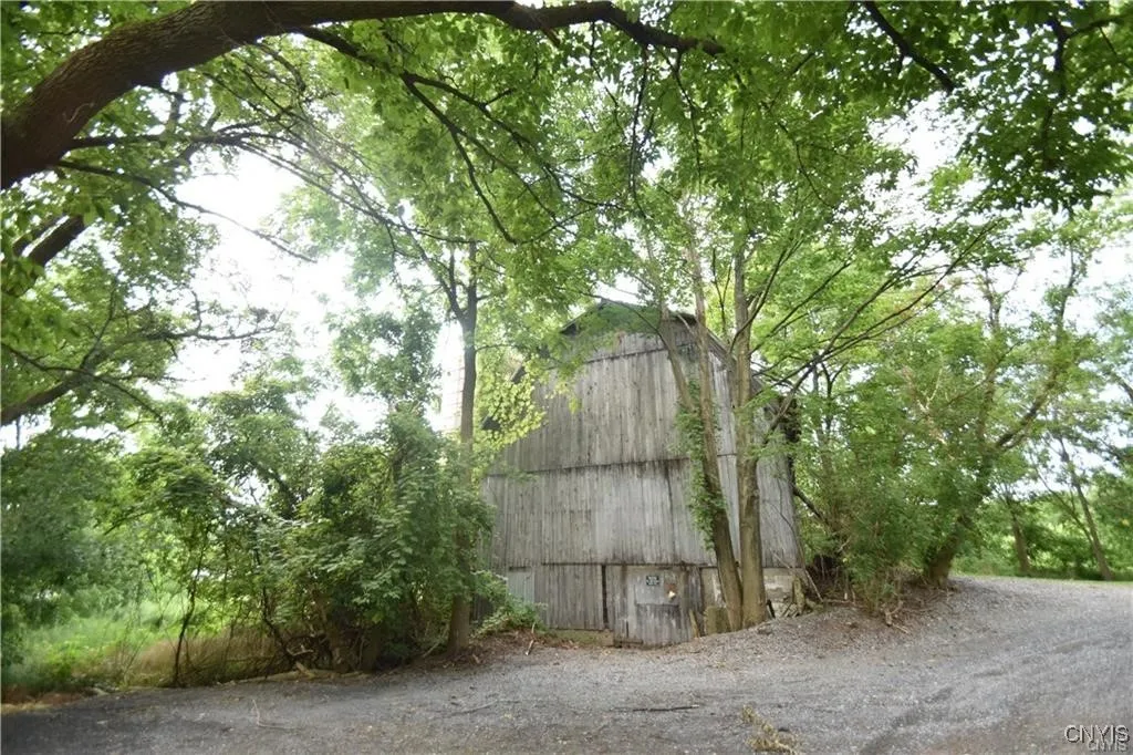 Barn &​​‌​​​​‌​​‌‌​‌‌​​​‌‌​‌​‌​‌​​​‌​​ Silo