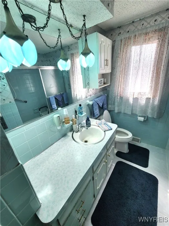 56 Oakwood Drive, Cheektowaga, New York 14227, Cheektowaga, New York 14227, 4 Bedrooms Bedrooms, 10 Rooms Rooms,2 BathroomsBathrooms,Residential,For Sale,56 Oakwood Drive, Cheektowaga, New York 14227,B1627073