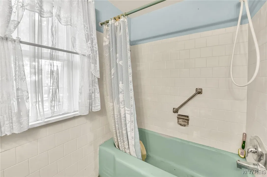 103 Chaplin Drive, Tonawanda, New York 14223, Tonawanda, New York 14223, 3 Bedrooms Bedrooms, 7 Rooms Rooms,2 BathroomsBathrooms,Residential,For Sale,103 Chaplin Drive, Tonawanda, New York 14223,0,B1633209