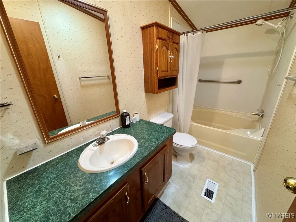 6250 Corwin, Newfane, New York 14108, Newfane, New York 14108, 3 Bedrooms Bedrooms, 8 Rooms Rooms,2 BathroomsBathrooms,Residential,For Sale,6250 Corwin, Newfane, New York 14108,B1633376