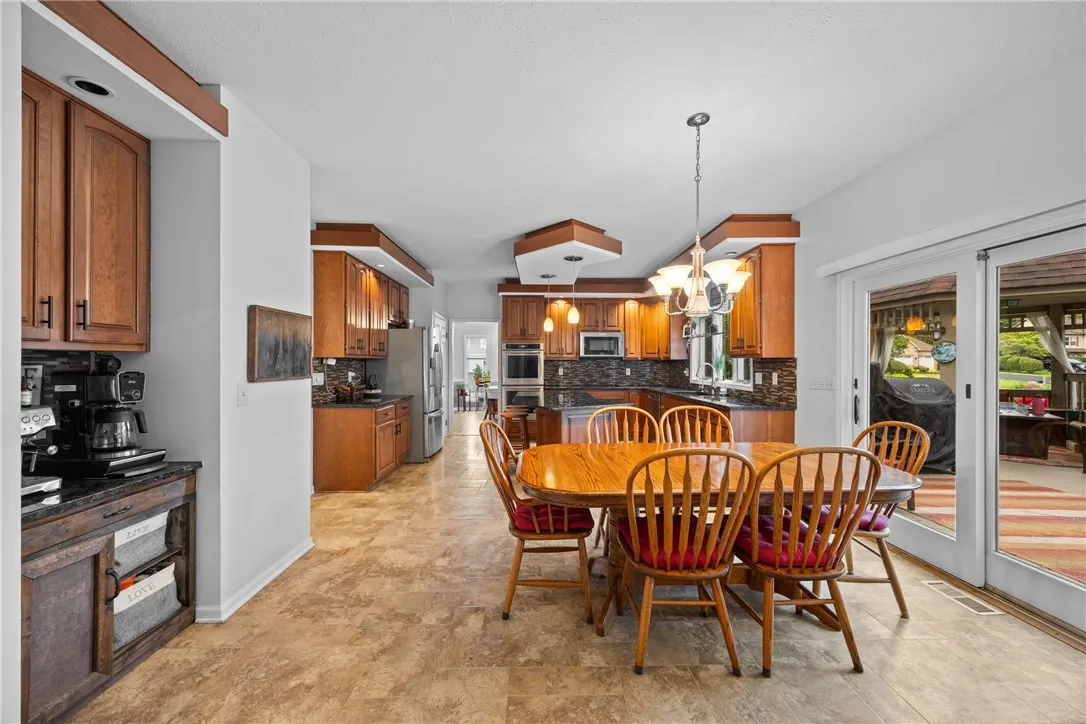 KITCHEN EAT IN AREA