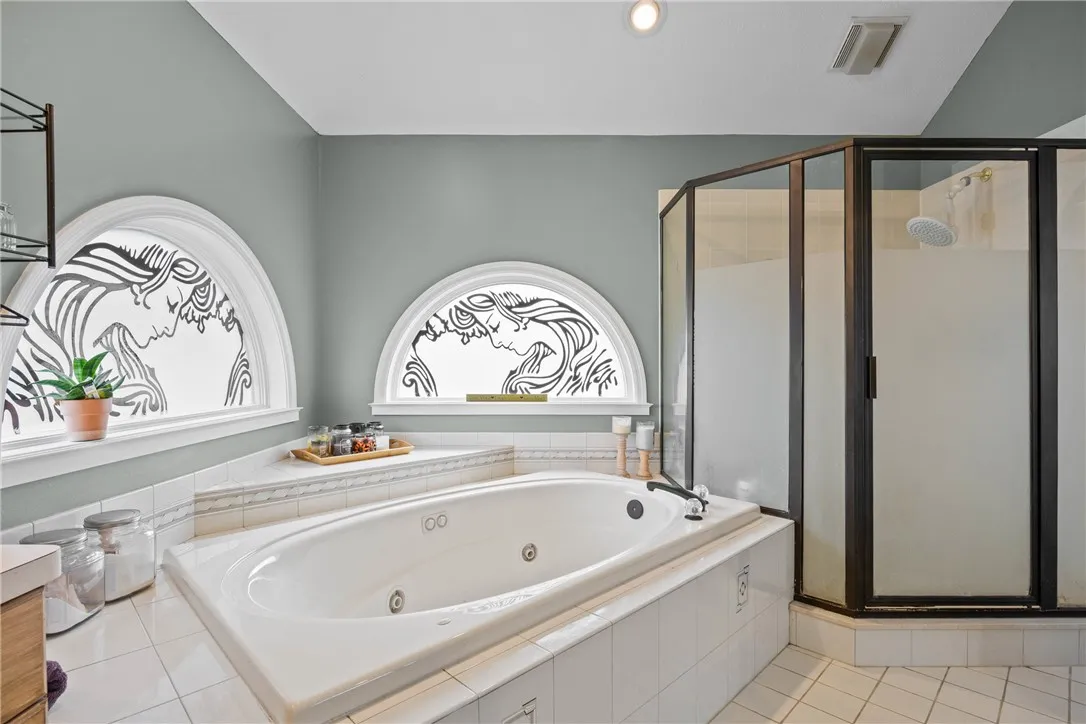 PRIMARY ENSUITE BATH WITH WALK IN CLOSET