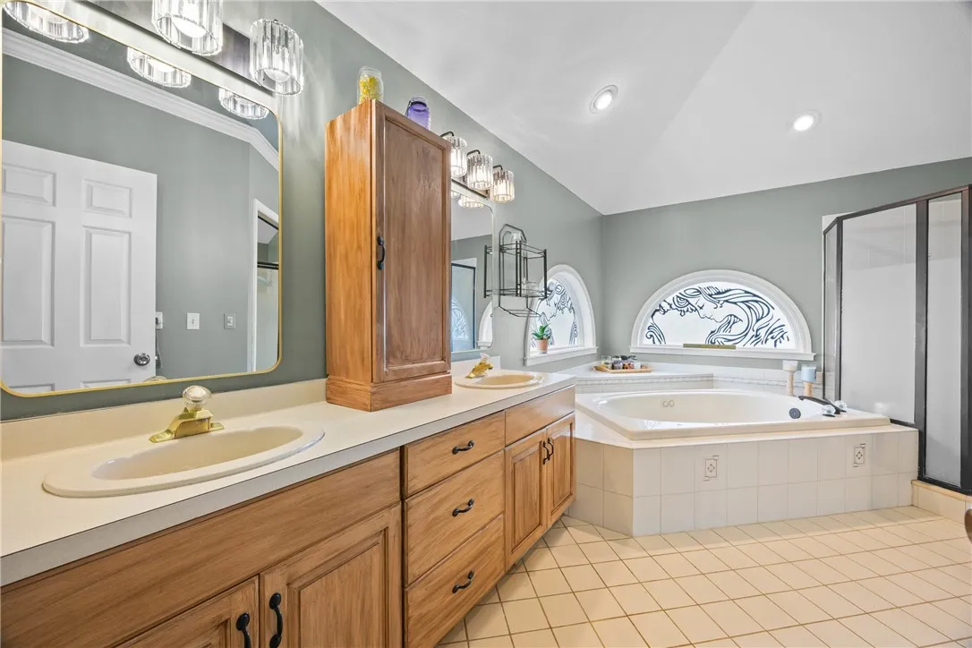PRIMARY ENSUITE BATH WITH WALK IN CLOSET