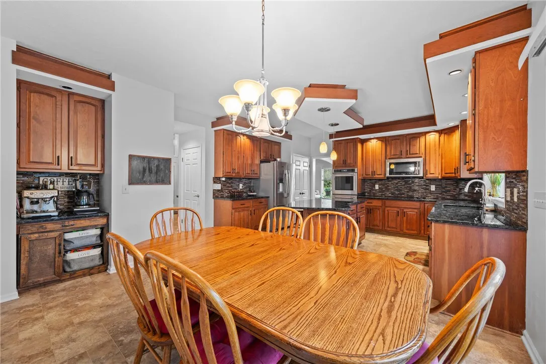 KITCHEN EAT IN AREA