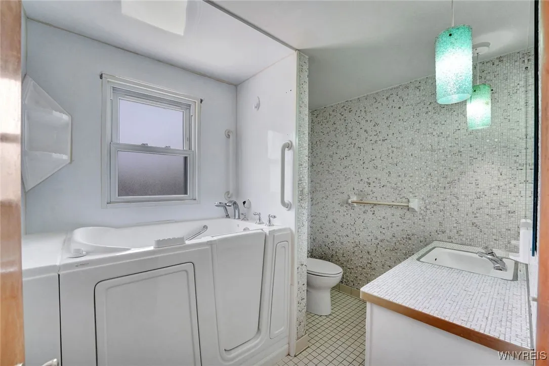 54 Southgate Drive, West Seneca, New York 14224, West Seneca, New York 14224, 5 Bedrooms Bedrooms, 10 Rooms Rooms,1 BathroomBathrooms,Residential,For Sale,54 Southgate Drive, West Seneca, New York 14224,B1633384